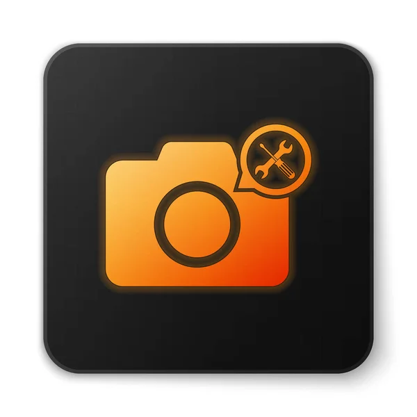 Pomarańczowy świecący aparat fotograficzny z śrubokrętem i ikoną klucza na białym tle. Regulacja, serwis, ustawienie, konserwacja, naprawa, mocowanie. Czarny kwadrat przycisk. Ilustracja wektorowa — Wektor stockowy