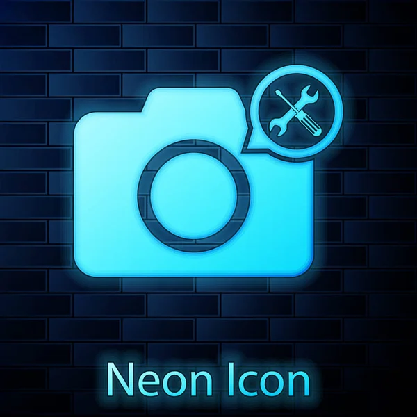 Kamera neon Photo bersinar dengan obeng dan ikon kunci pas terisolasi pada latar belakang dinding bata. Penyesuaian, pelayanan, pengaturan, pemeliharaan, perbaikan, perbaikan. Ilustrasi Vektor - Stok Vektor