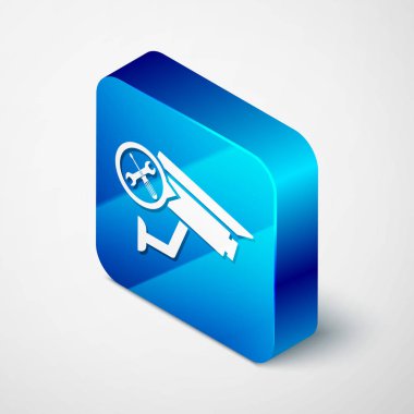 Beyaz arka planda yalıtılmış tornavida ve anahtar simgesi olan izometrik güvenlik kamerası. Ayarlama, hizmet, ayarlama, bakım, onarım, sabitleme. Mavi kare düğmesi. Vektör Illustration