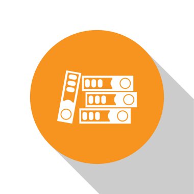 Beyaz arka planda yalıtılmış kağıtlar ve belgeler simgesi olan beyaz ofis klasörleri. Ofis bağlayıcıları. Arşiv klasör işareti. Turuncu daire düğmesi. Vektör Illustration