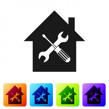 Siyah ev veya beyaz arka planda izole tornavida ve anahtar simgesi ile ev. Ayarlama, hizmet, ayarlama, bakım, onarım, sabitleme. Renk kare düğmelerinde simgeyi ayarlayın. Vektör Illustration