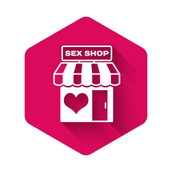 긴 그림자로 고립 된 줄무늬 차양 아이콘이있는 흰색 섹스 숍 건물. 섹스 숍, 온라인 섹스 스토어, 성인 에로틱 한 제품 개념. 분홍색 육각 버튼. 벡터 일러스트레이션 — 스톡 벡터