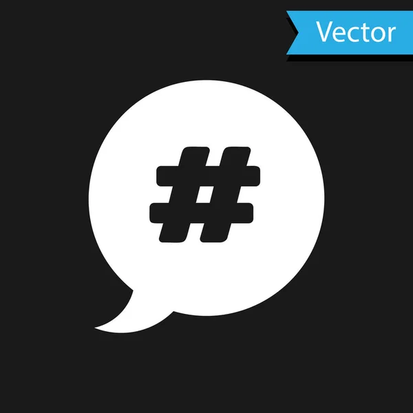 Icono de burbuja de voz Hashtag blanco aislado sobre fondo negro. Concepto de signo numérico, marketing en redes sociales, micro blogging. Ilustración vectorial — Vector de stock