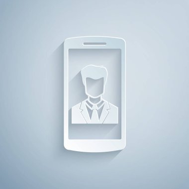 Kağıt gri arka planda izole ekran simgesi üzerinde kişi ile Smartphone kesti. Gelen arama. Telefon ekranında insan. İletişimi arayın. Kağıt sanat tarzı. Vektör İllüstrasyonu