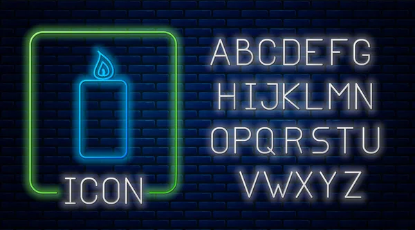 Néon brilhante Ícone de vela ardente isolado no fundo da parede de tijolo. Vela acesa à moda antiga. Vela aromática cilíndrica com chama ardente. Alfabeto claro de néon. Ilustração vetorial — Vetor de Stock