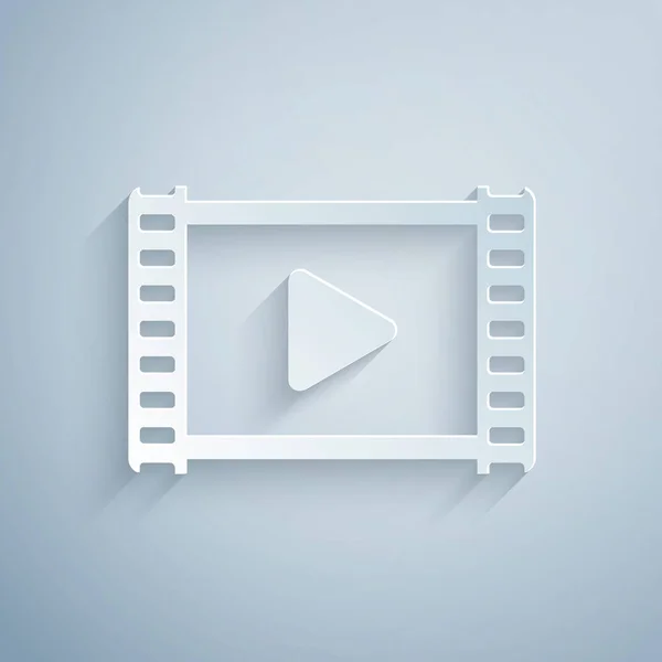 Papierschnitt spielt Video-Symbol isoliert auf grauem Hintergrund ab. Filmstreifen mit Spielzeichen. Papierkunst. Vektorillustration — Stockvektor