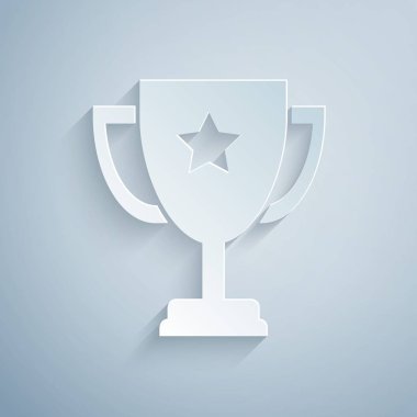 Kağıt kesilmiş Trophy fincan simgesi gri arka plan üzerinde izole. Ödül sembolü. Şampiyon kupa simgesi. Kağıt sanat tarzı. Vektör İllüstrasyonu