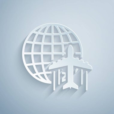 Kağıt kesiği Globe, gri arka planda izole edilmiş uçan uçak ikonu. Uçak Dünya 'nın etrafında uçuyor. Uçak dünyası ikonu. Kağıt sanatı tarzı. Vektör İllüstrasyonu