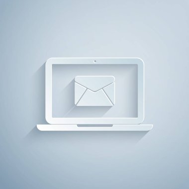 Kağıt gri arka plan üzerinde izole ekran simgesi zarf ve açık e-posta ile Laptop kesti. E-posta pazarlama, internet reklam kavramları. Kağıt sanat tarzı. Vektör İllüstrasyonu