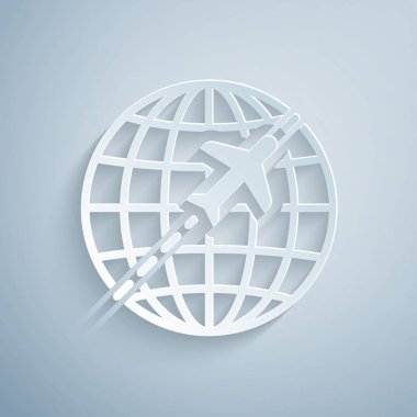 Kağıt kesiği Globe, gri arka planda izole edilmiş uçan uçak ikonu. Uçak Dünya 'nın etrafında uçuyor. Uçak dünyası ikonu. Kağıt sanatı tarzı. Vektör İllüstrasyonu