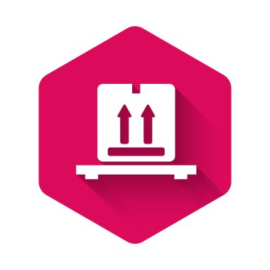 Uzun gölge ile izole palet simgesi üzerinde Beyaz Karton kutular. Kırılgan işaretleri ile kapalı karton teslimat ambalaj kutusu. Pembe altıgen düğme. Vektör İllüstrasyonu