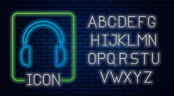 Ícone de fones de ouvido de néon brilhante isolado no fundo da parede de tijolo. Auriculares assinados. Objeto conceitual para ouvir música, serviço, comunicação e operador. Alfabeto claro de néon. Ilustração vetorial — Vetor de Stock