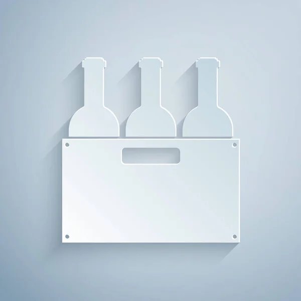 Paper cut Bottles of wine in a wood box icon isolated on grey background. Anggur botol di ikon peti kayu. Gaya seni kertas. Ilustrasi Vektor - Stok Vektor