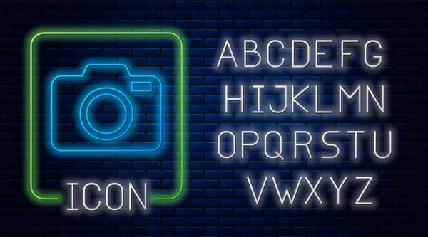 Leuchtende Neon Fotokamera Ikone isoliert auf Backsteinwand Hintergrund. Ikone der Fotokamera. Neonlicht-Alphabet. Vektorillustration — Stockvektor