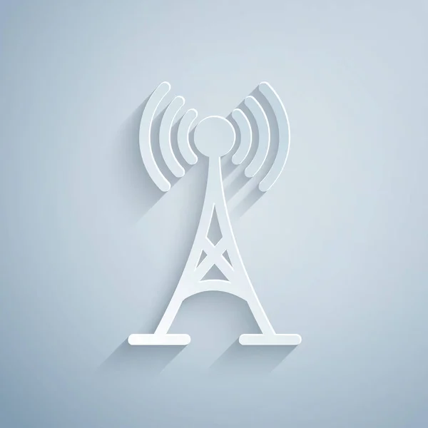 Ikonen för pappers avklippt antenn isolerad på grå bakgrund. Radio antenn trådlös. Teknik och nätverkssignal radioantenn. Papperskonst stil. Vektor illustration — Stock vektor