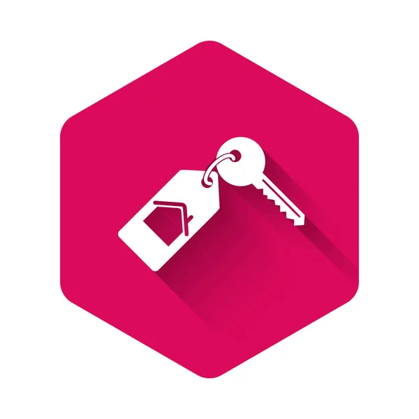 Casa Branca com ícone chave isolado com sombra longa. O conceito da casa chave na mão. Botão hexágono rosa. Ilustração vetorial —  Vetores de Stock