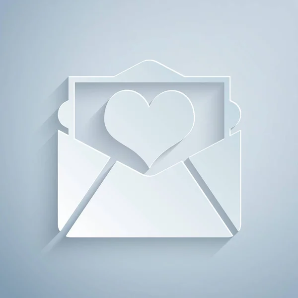 회색 배경에 격리 발렌타인 하트 아이콘 종이 컷 봉투. 편지 사랑과 로맨스. 종이 아트 스타일입니다. 벡터 일러스트레이션 — 스톡 벡터