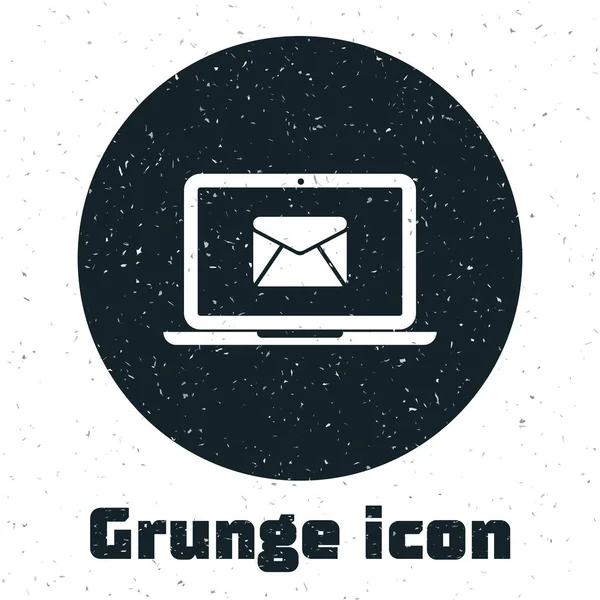 Grunge-Laptop mit Umschlag und geöffneter E-Mail auf dem Bildschirm, isoliert auf weißem Hintergrund. E-Mail-Marketing, Internet-Werbekonzepte. Vektorillustration — Stockvektor