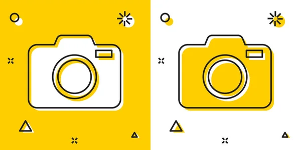 Schwarzes Kamerasycon isoliert auf gelbem und weißem Hintergrund. Ikone der Fotokamera. Zufällige dynamische Formen. Vektorillustration — Stockvektor