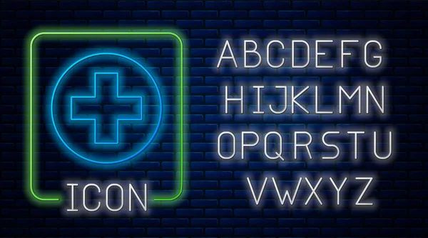 Gloeiende neon Medical cross in cirkelpictogram geïsoleerd op bakstenen muur achtergrond. Eerste hulp medische symbool. Neon licht alfabet. Vector illustratie — Stockvector