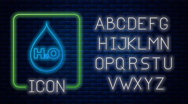 Gota de água de néon brilhante com ícone H2O isolado no fundo da parede de tijolo. Fórmula de água. Alfabeto claro de néon. Ilustração vetorial — Vetor de Stock