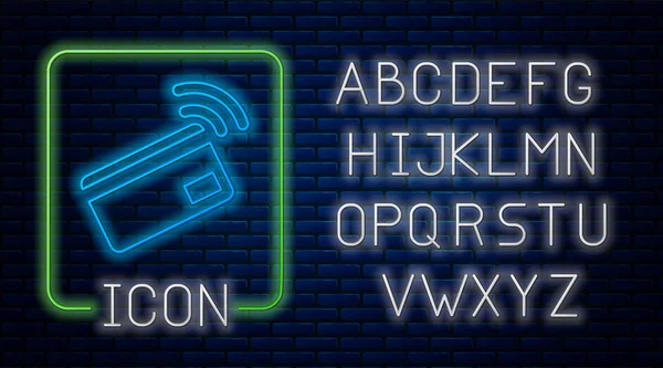 Brilhante neon Pagamento sem contato com o ícone do cartão nfc isolado no fundo da parede de tijolo. Cartão com sinal de onda de rádio. Pagamento com cartão de crédito. Alfabeto claro de néon. Ilustração vetorial — Vetor de Stock