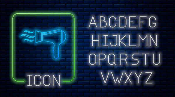 Ícone de secador de cabelo neon brilhante isolado no fundo da parede de tijolo. Sinal de secador. Símbolo de secagem. Soprar ar quente. Alfabeto claro de néon. Ilustração vetorial — Vetor de Stock