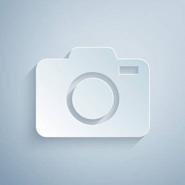 Kağıt kesiği fotoğraf makinesi simgesi gri arkaplanda izole edildi. Fotoğraf makinesi simgesi. Kağıt sanatı tarzı. Vektör İllüstrasyonu