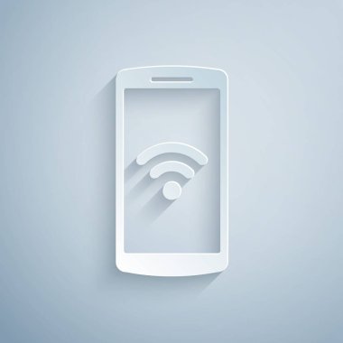 Kağıt gri arka planda izole ücretsiz wi-fi kablosuz bağlantı simgesi ile Smartphone kesti. Kablosuz teknoloji, kablosuz ağ, etkin nokta kavramları. Kağıt sanat tarzı. Vektör İllüstrasyonu