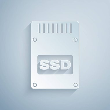 Kağıt kesilmiş Ssd kart simgesi gri arka plan üzerinde izole. Katı hal sürücü işareti. Depolama diski simgesi. Kağıt sanat tarzı. Vektör İllüstrasyonu