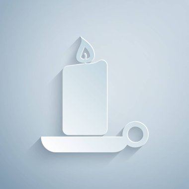 Kağıt kesme Gri arka planda yalıtılmış mum simgesinde yanan mum. Eski moda yanan mum. Yanan alev ile silindirik mum sopa. Kağıt sanat tarzı. Vektör İllüstrasyonu