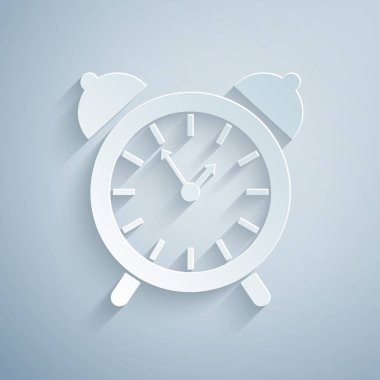 Kağıt kesme Çalar saat simgesi gri arka plan üzerinde izole. Uyan, konsepti kaldır. Zaman işareti. Kağıt sanat tarzı. Vektör İllüstrasyonu