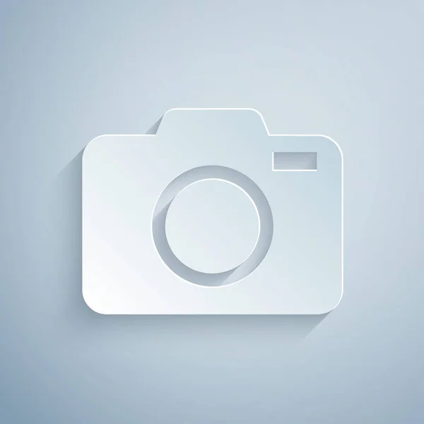 Papier gesneden Fotocamera pictogram geïsoleerd op grijze achtergrond. Foto camera icoon. Papierkunst stijl. Vector Illustratie — Stockvector