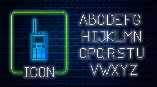 Lumineux néon talkie walkie icône isolée sur fond de mur de briques. Icône d'émetteur radio portable. Signal émetteur-récepteur radio. Alphabet néon. Illustration vectorielle — Image vectorielle