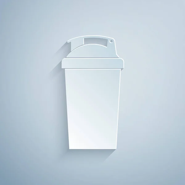 Papiergeschnittenes Fitness-Shaker-Symbol isoliert auf grauem Hintergrund. Sport-Shakerflasche mit Deckel für Wasser und Proteincocktails. Papierkunst. Vektorillustration — Stockvektor