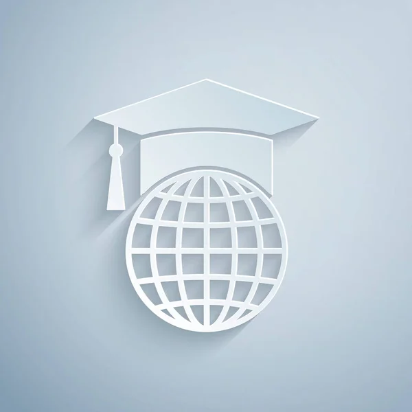 Papier découpé Casquette graduée sur icône globe isolé sur fond gris. Symbole mondial de l'éducation. Concept d'apprentissage en ligne ou d'apprentissage en ligne. Style art du papier. Illustration vectorielle — Image vectorielle