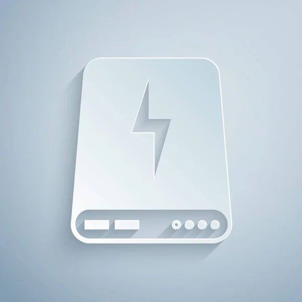 Střih papíru ikona Power Bank je izolována na šedém pozadí. Přenosné Nabíjecí zařízení. Styl papírového umění. Vektorová ilustrace — Stockový vektor