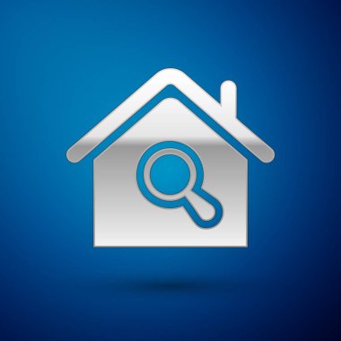 Gümüş Arama ev simgesi mavi arka plan üzerinde izole. Büyüteç altında bir evin gayrimenkul sembolü. Vektör İllüstrasyonu