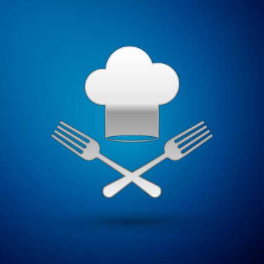 Gümüş Chef şapka ve mavi arka plan üzerinde izole çatal simgesi geçti. Pişirme sembolü. Restoran menüsü. Aşçı şapkası. Vektör İllüstrasyonu