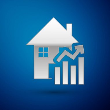 Mavi arka plan üzerinde izole konut simgesi Gümüş Rising maliyet. Gayrimenkulün yükselen fiyatı. Konut grafiği artar. Vektör İllüstrasyonu