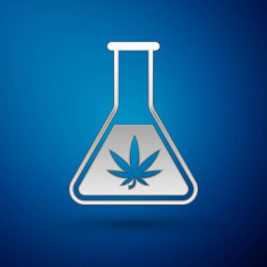 Gümüş Kimyasal test tüpü marihuana veya esrar yaprağı simgesi mavi arka plan üzerinde izole ile. Araştırma konsepti. Laboratuvar Cbd yağ konsepti. Vektör İllüstrasyonu