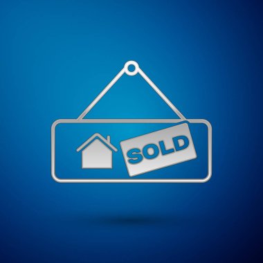 Metin Satılmış simgesi mavi arka planda yalıtılmış ile Gümüş Asılı işareti. Satılan etiket. Satılan tabela. Vektör İllüstrasyonu