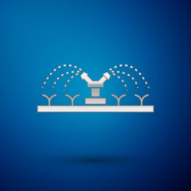 Gümüş Otomatik sulama sprinkler simgesi mavi arka plan üzerinde izole. Sulama ekipmanları. Bahçe elementi. Sprey tabanca simgesi. Vektör İllüstrasyonu