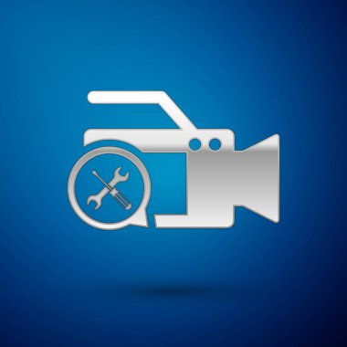 Mavi arka planda izole tornavida ve anahtar simgesi ile gümüş video kamera. Ayarlama, hizmet, ayarlama, bakım, onarım, sabitleme. Vektör Illustration