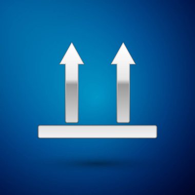 Gümüş Mavi arka plan üzerinde izole simge yukarı bu tarafı. Ambalajın üst tarafını gösteren iki ok. Kargo, bu oklar her zaman yukarı yaslar. Vektör İllüstrasyonu
