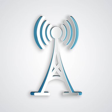 Kağıt kesme Anten simgesi gri arka plan üzerinde izole. Radyo anteni kablosuz. Teknoloji ve ağ sinyal radyo anteni. Kağıt sanat tarzı. Vektör İllüstrasyonu
