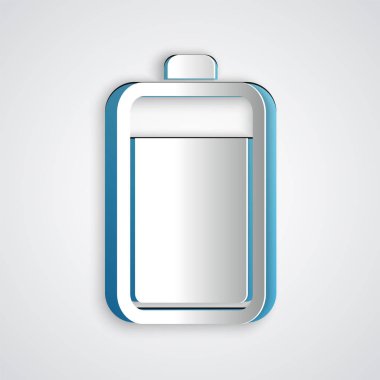 Kağıt kesim Pil simgesi gri arka planda yalıtılmış. Kağıt sanat tarzı. Vektör İllüstrasyonu