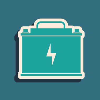 Mavi arka planda yalıtılmış Yeşil Araba pil simgesi. Akümülatör pil enerji gücü ve elektrik akümülatör pil. Şimşek çak. Uzun gölge stili. Vektör İllüstrasyonu