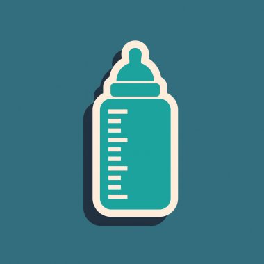 Yeşil Bebek şişe simgesi mavi arka plan üzerinde izole. Besleme şişesi simgesi. Süt şişesi tabelası. Uzun gölge stili. Vektör İllüstrasyonu