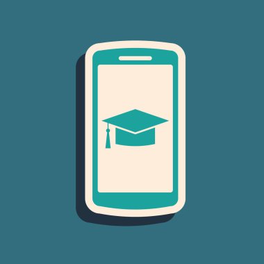 Mavi arka planda yalıtılmış ekran akıllı telefon simgesinde Yeşil Mezuniyet kapağı. Online öğrenme veya e-öğrenme kavramı. Uzun gölge stili. Vektör İllüstrasyonu